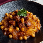 Dušené zelí s uzeným masem a cizrnou – recept 2 dušené zelí s uzeným masem