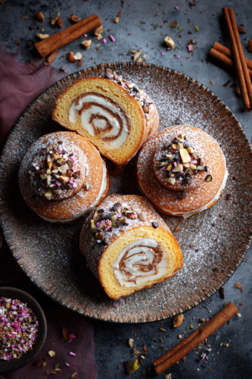 Vánoční sušenky upečené v horkovzdušné fritéze s barevnými posypkami