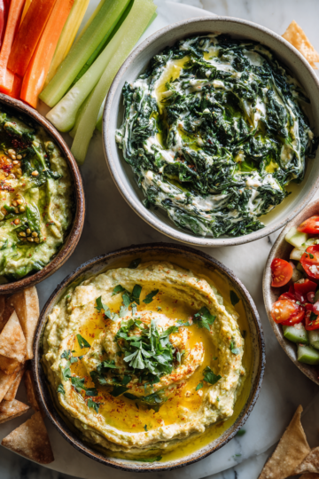 Rychlé a chutné dipy: krémový špenátový dip, klasický hummus a guacamole, perfektní pro snacking či párty.