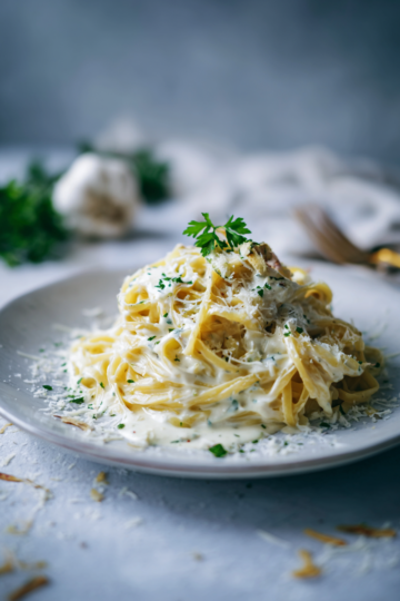 Rychlé těstoviny s krémovou česnekovou omáčkou, snadný recept na domácí večeři