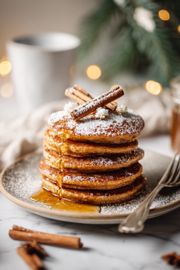 Zázvorové palačinky s javorovým sirupem na talíři