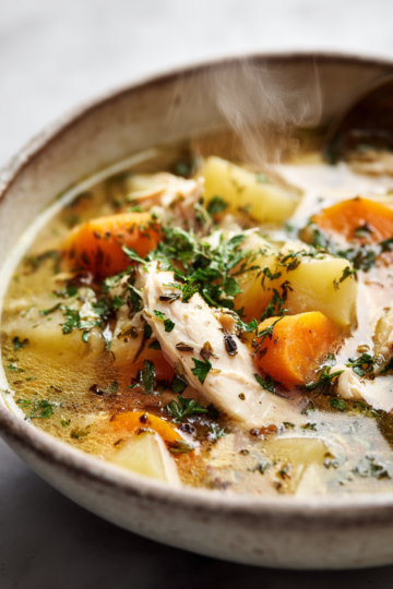 Podzimní polévka v pomalém hrnci s kuřecím masem a zeleninou.