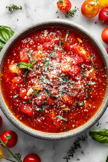 Rychlá domácí rajčatová omáčka s čerstvými ingrediencemi, ideální pro rodinné večeře.