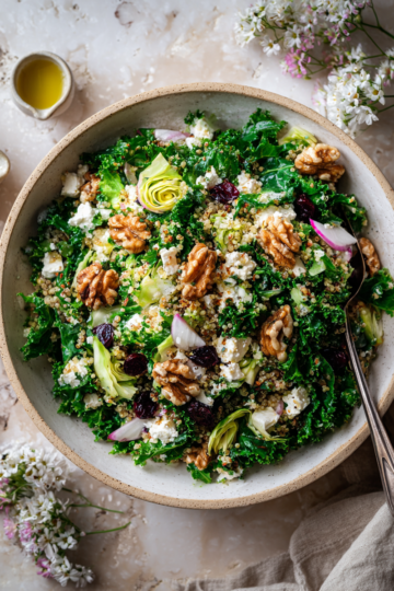 Barevný a zdravý festivalní salát z kapusty a quinoi, ideální pro rodinné oslavy, bohatý na bílkoviny a živiny.