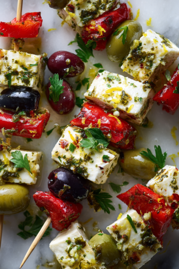 Rychlé a chutné jednohubky s feta sýrem, olivami a paprikou, ideální recept na silvestrovský večírek.