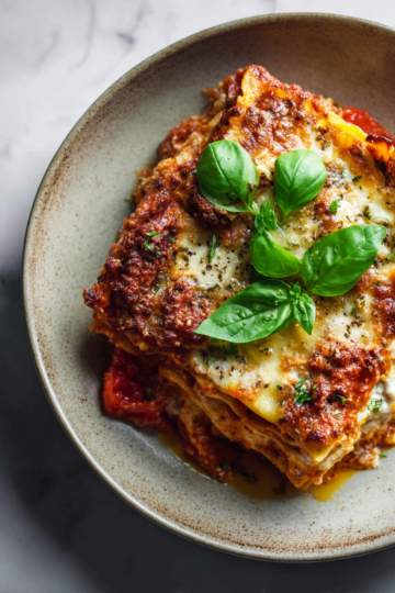 Pomalovaná lasagnová polévka s bohatou chutí a zdravými ingrediencemi.