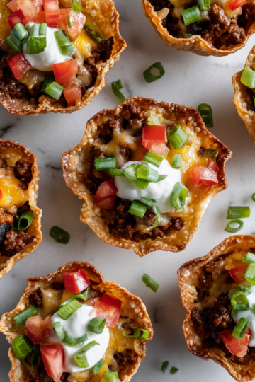 Wonton Taco košíčky s mletým masem, rajčaty a sýrem, perfektní na podzimní oslavy.