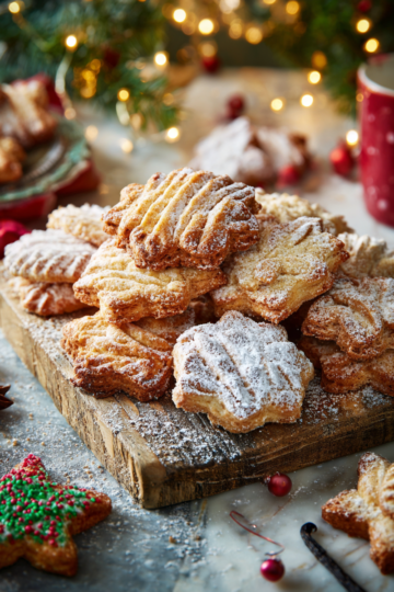 Vanilkové cukroví bílého zbarvení s krystalovým cukrem, dokonale tvarované a sladce vonící. Ideální pro Vánoce a sváteční oslavy. Recept na velmi snadné a rychlé cukroví.