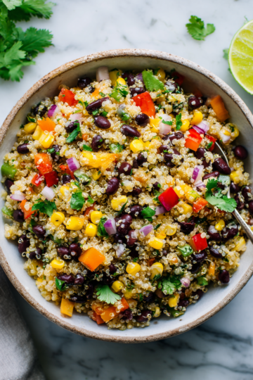 Rychlý quinoa salát s černými fazolemi a kukuřicí, perfektní na podzim, zdravý a chutný.