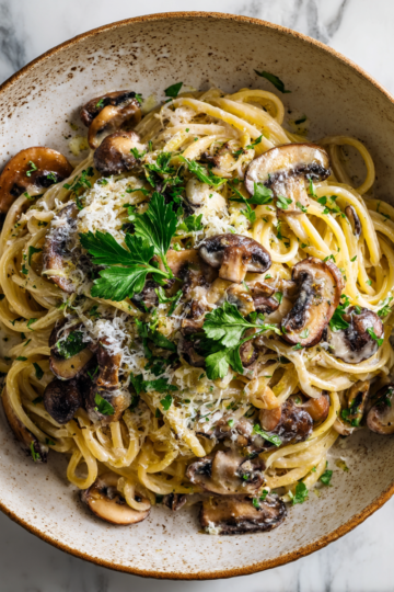 Krémové houbové těstoviny s česnekem a parmazánem v podzimní atmosféře