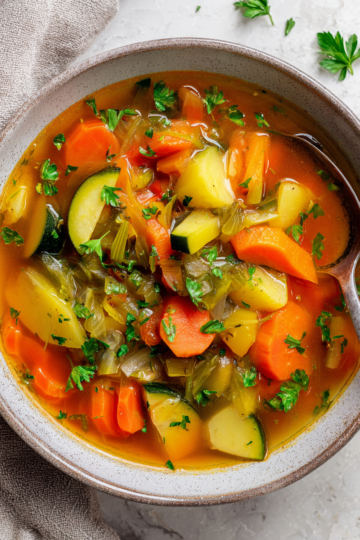 Sytá zimní zeleninová polévka, zdravý recept plný sezónní zeleniny, ideální pro chladné dny.