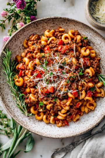 Recept na vintage večeři s mletým hovězím masem a těstovinami, ideální pro rodinné oslavy.